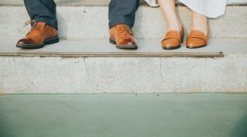 每日大赛yonex混双专项赛现场，男女搭档在球网两侧激烈对抗，裁判在旁专注观察